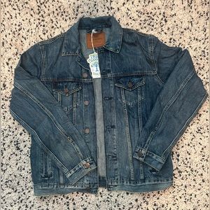 New with tags mens classic denim jacket. Never been worn.